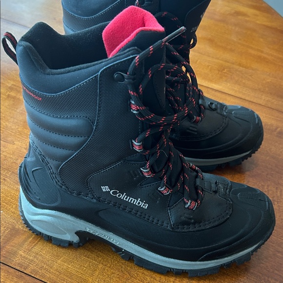 Columbia Men\'s Black and Red Hiking Boots main image 9
